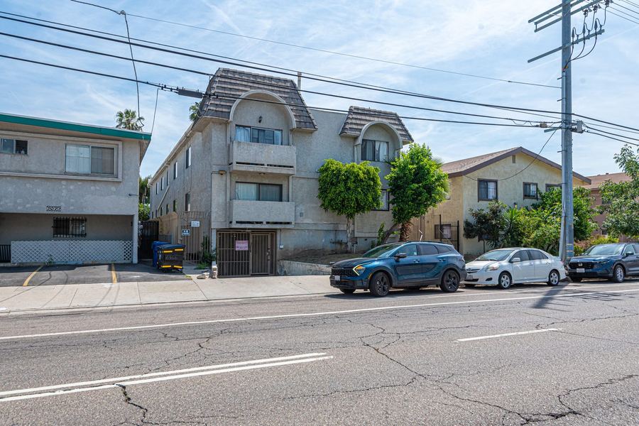 6860 Woodley Ave, Van Nuys